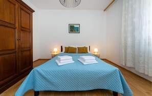 2 bedrooms, iron/ironing board, travel crib, free WiFi