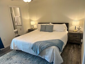 4 chambres, bureau, fer et planche à repasser, lit parapluie