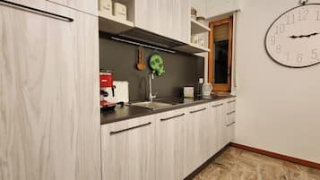 Frigorífico, cafetera o tetera, hervidor eléctrico y trona infantil