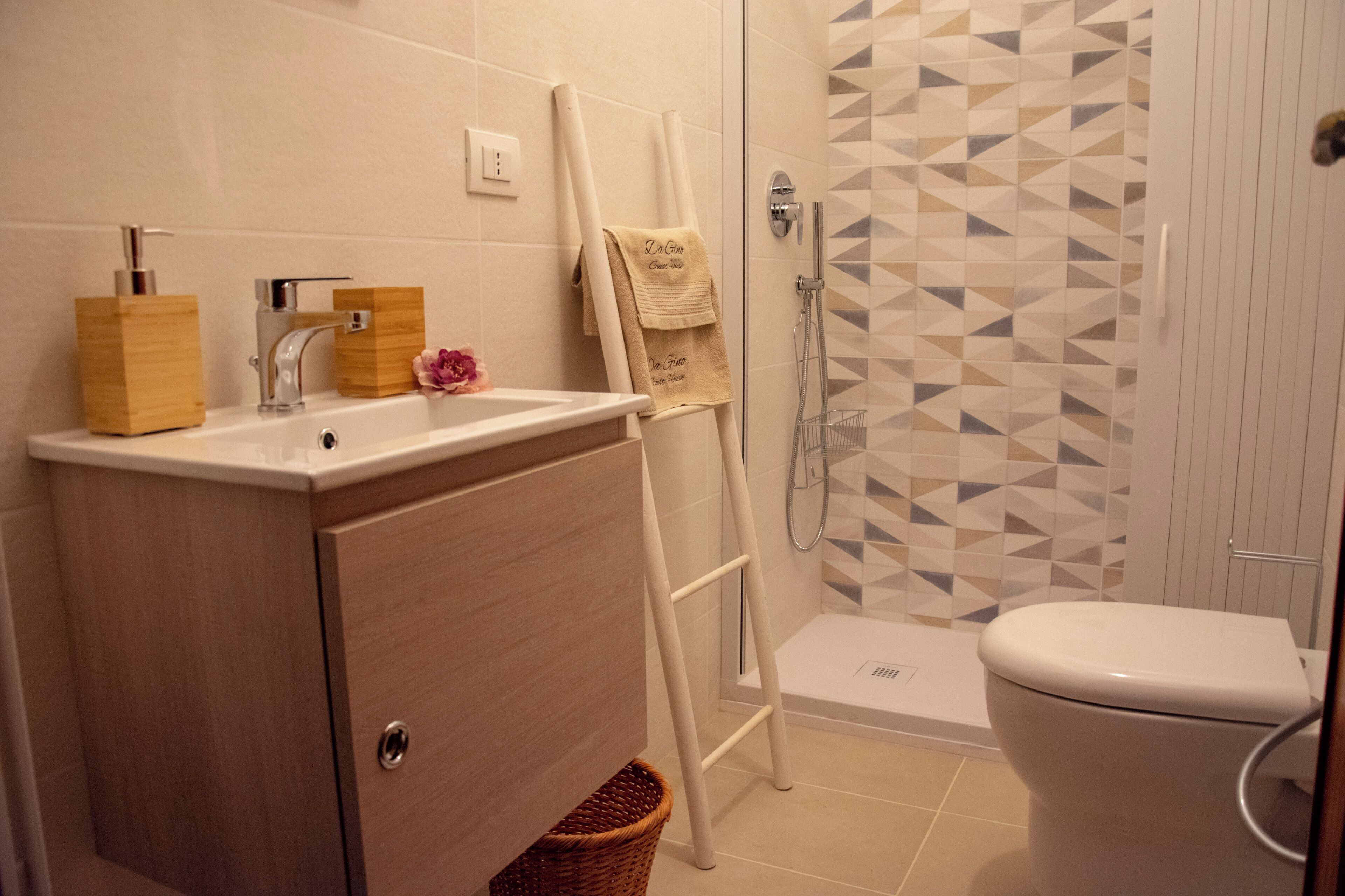 Dusche, Haartrockner, Bidet, Handtücher