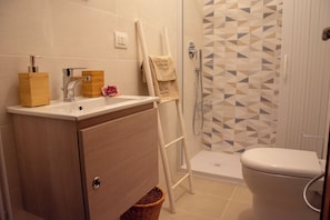 Dusche, Haartrockner, Bidet, Handtücher