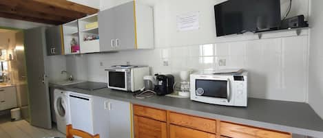 Frigorífico, microondas, horno y placa de cocina