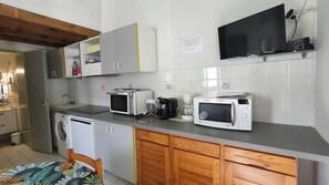 Kjøleskap, mikrobølgeovn, ovn og kokeplater