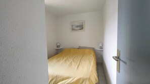 3 slaapkamers, een strijkplank/strijkijzer, reisbedje, gratis wifi