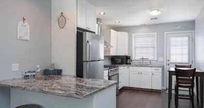 Private bkyd w/tiki Bar, Linens + towels included, Walk to beach. 4 beach badges