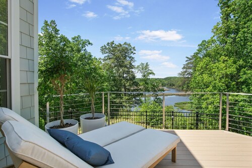 Riverfront Retreat - sunset views, 2 king suites on 9+ acres, kayaks