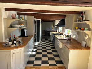 Fridge, microwave, oven, stovetop - Beautiful 1700 century house in the heart of Viken. Pets Allowed! (Skåne län)