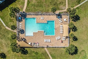 Pool - Walking distance to the beach, the Whale’s Tail & Pompano Beach! (Destin)