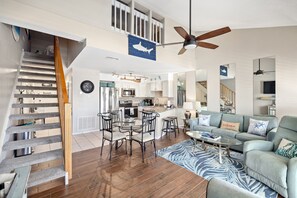 Smart TV - Walking distance to the beach, the Whale’s Tail & Pompano Beach! (Destin)