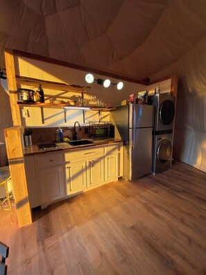 Kühlschrank, Mikrowelle, Herdplatte, Wasserkocher mit Kaffee-/Teezubehör