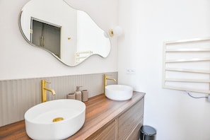 Douche, articles de toilette gratuits, sèche-cheveux