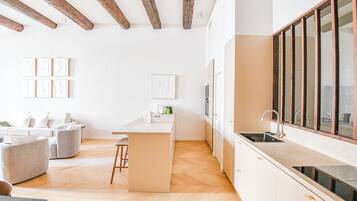 Een koelkast, een microgolfoven, een oven, een kookplaat