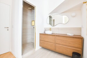Shower, hair dryer, towels