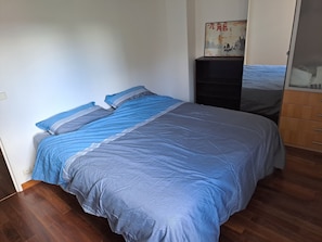 2 chambres, fer et planche à repasser, draps fournis