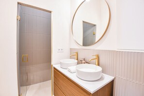 Dusj, hårføner og håndklær