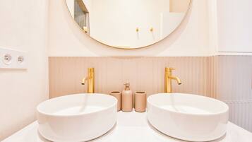 Douche, articles de toilette gratuits, sèche-cheveux