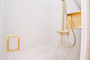 Douche, sèche-cheveux, serviettes fournies