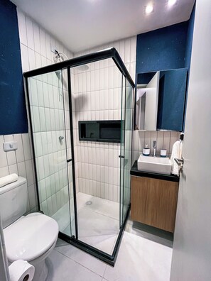 Shower, hair dryer, towels, toilet paper - Beira Mar de Maceio, Ponta Verde, 2 quartos/2WC (Ponta Verde Maceió)