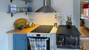 Geladeira, cooktop, cafeteira/chaleira