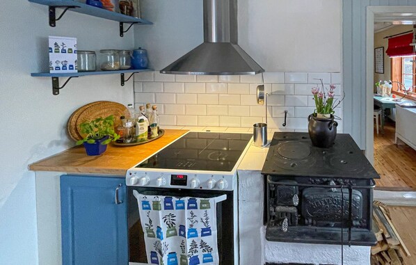 Refrigerador, microondas, parrilla de estufa y cafetera y tetera 