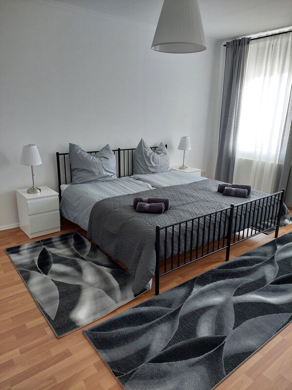 3 bedrooms, in-room safe, iron/ironing board, travel cot