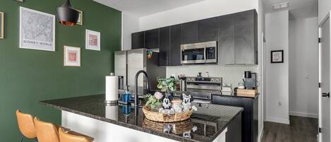 Réfrigérateur, micro-ondes, four, plaque de cuisson