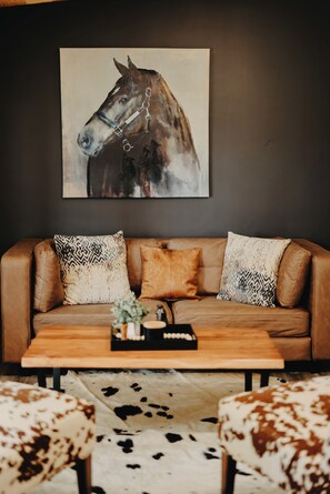 Living area - Minutes to I-65! Clean Modern Home: Trail ride, Stargaze, Firepit &more (Elizabethtown)