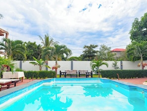 Una piscina al aire libre