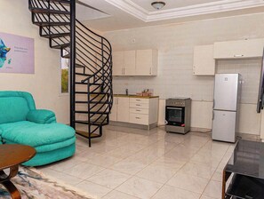 Exclusive Apartment, 2 Bedrooms, Resort View | Private kitchen - Two Coconut Lodge (Batokunku)