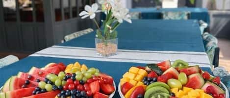 Daily cooked-to-order breakfast (GBP 5.00 per person)