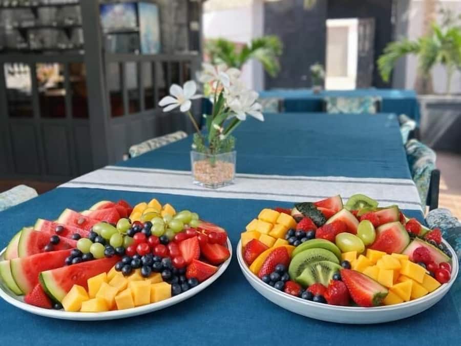 Daily cooked-to-order breakfast (GBP 5.00 per person)