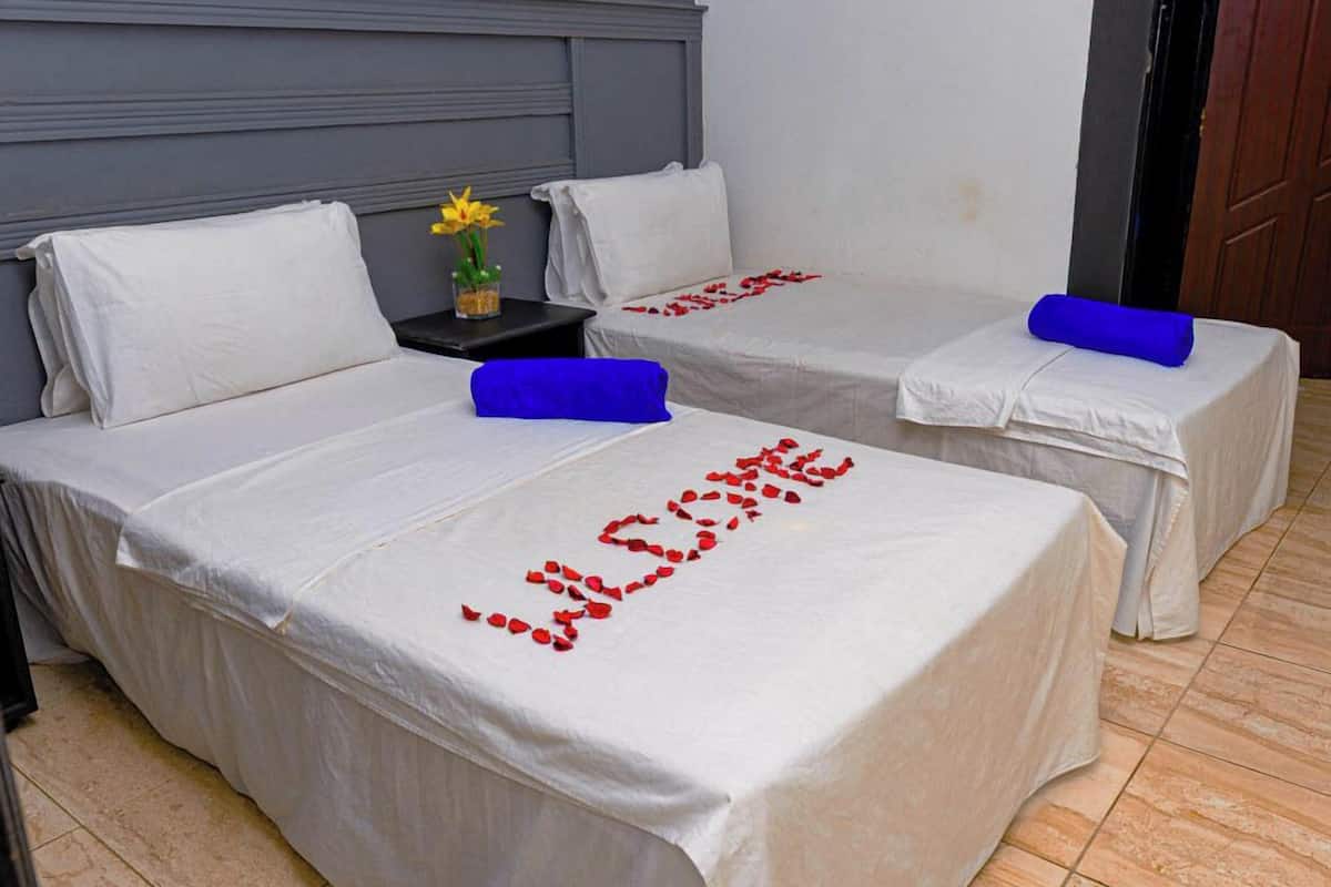 Yhden hengen perushuone, näköala puutarhaan | Varavuoteet