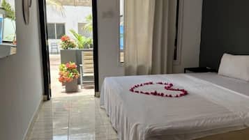 Habitación individual básica, vistas al jardín | Tabla de planchar con plancha, cunas gratuitas, wifi gratis