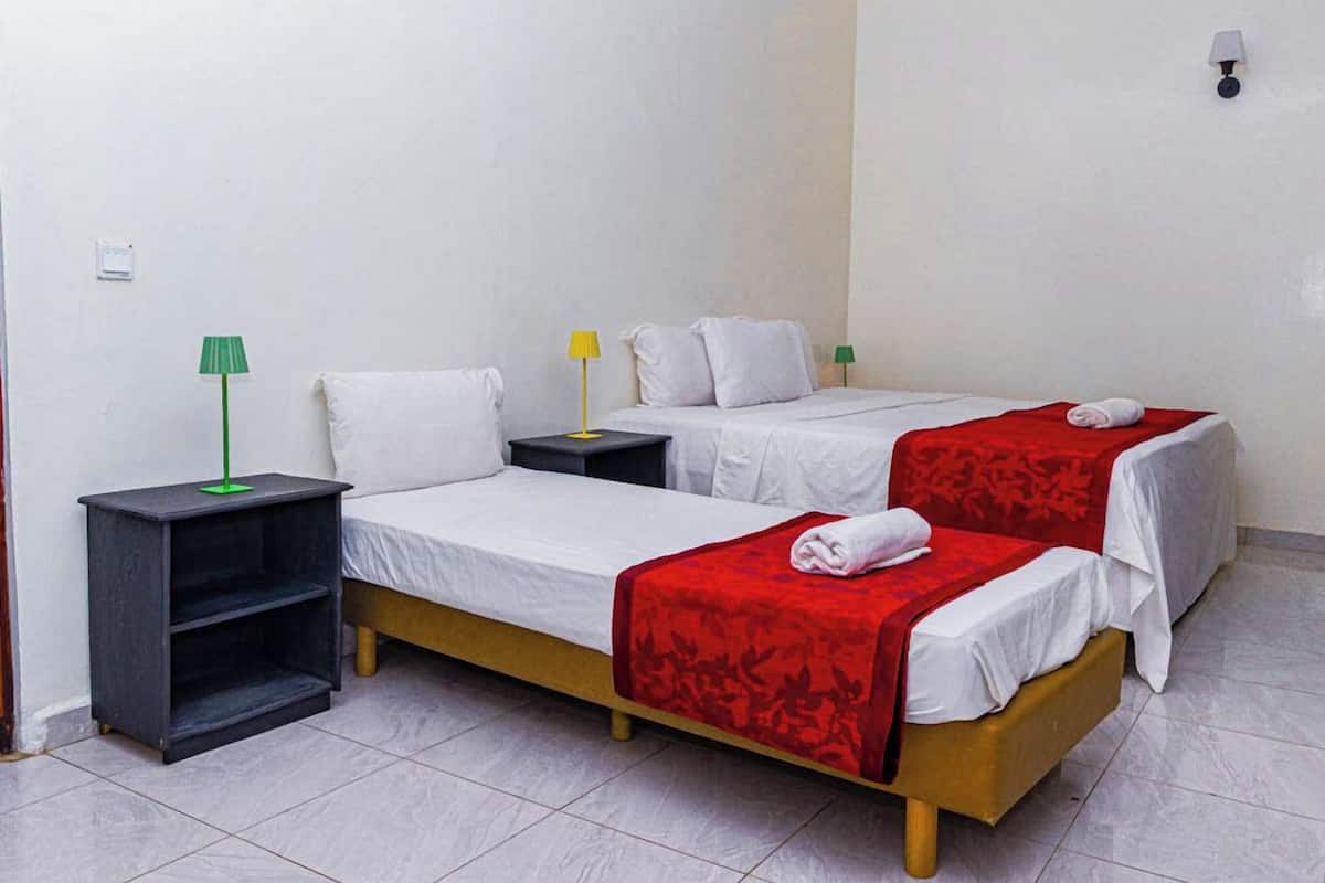 Tabla de planchar con plancha, cunas gratuitas y wifi gratis