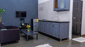 إستديو مريحة - منظر للحديقة | منطقة المعيشة | تلفزيون ذكي بحجم 32-بوصة يعرض قنوات تلفزيونية باشتراك مدفوع