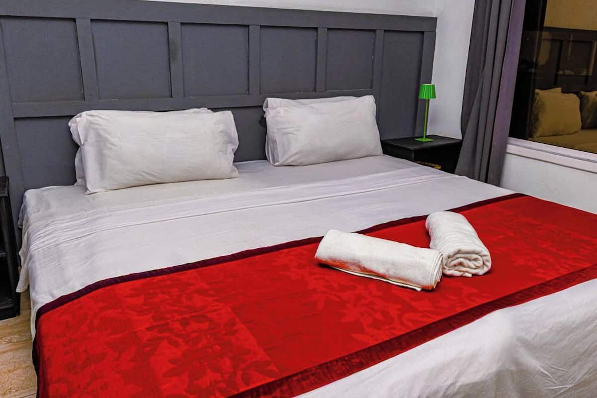 Kahden hengen perushuone, näköala uima-altaalle | Silitysrauta/-lauta, ilmaiset vauvansängyt, ilmainen Wi-Fi