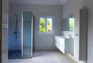 Ducha, toallas, jabón, papel higiénico