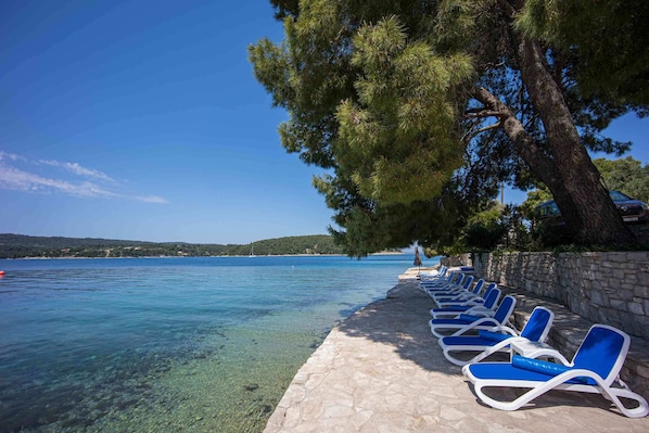 位於海灘上、遮陽傘、海灘浴巾