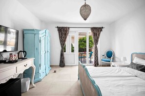 Quarto casal sênior, 1 cama Queen, vista para o jardim | 1 quarto, frigobar, cofres nos quartos, individualmente decorados