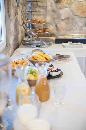 Café da manhã com buffet grátis todos os dias