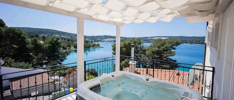 Habitación doble Deluxe | Tina de hidromasaje privada