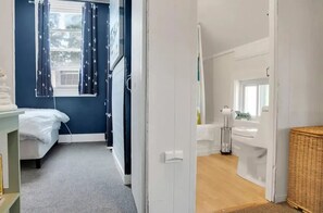 2 bedrooms, iron/ironing board, WiFi, bed sheets - Lovely Home in Old Orchard Beach (Old Orchard Beach)