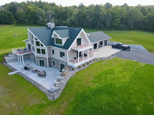 Secluded lodge, with multiple hiking trails and breathtaking views!