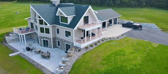 Secluded lodge, with multiple hiking trails and breathtaking views!