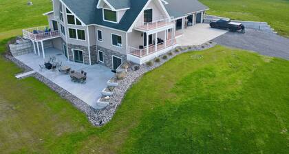 Secluded lodge, with multiple hiking trails and breathtaking views!