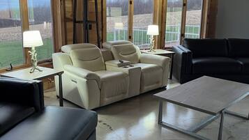 TV connectée, baby-foot, écrans d'ordinateur