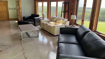 TV connectée, baby-foot, écrans d'ordinateur