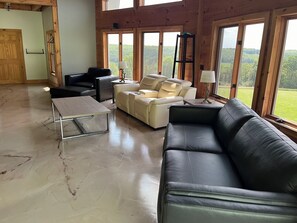 TV connectée, baby-foot, écrans d'ordinateur