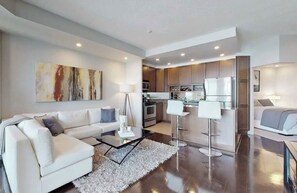 Smart TV - Spectacular High-Rise Downtown Lakeview Apartment (Toronto)