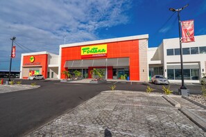 Exterior - "The Savannah @ Phoenix" A cool family friendly home close to Major Attractions. (Portmore)